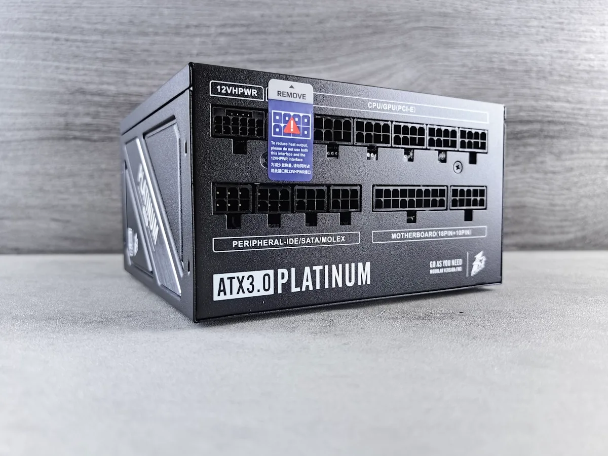 Aviso de segurança no painel Painel de fonte de alimentação ATX 3.0 com conector 12VHPWR e etiqueta de aviso para não usar duas interfaces de energia ao mesmo tempo