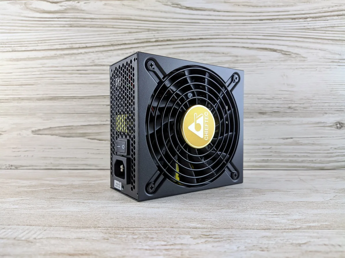 Melhores fontes para PC Gamer 2026 Interior de PC Gamer com fonte de alimentação modular e cabos organizados em gabinete mid-tower