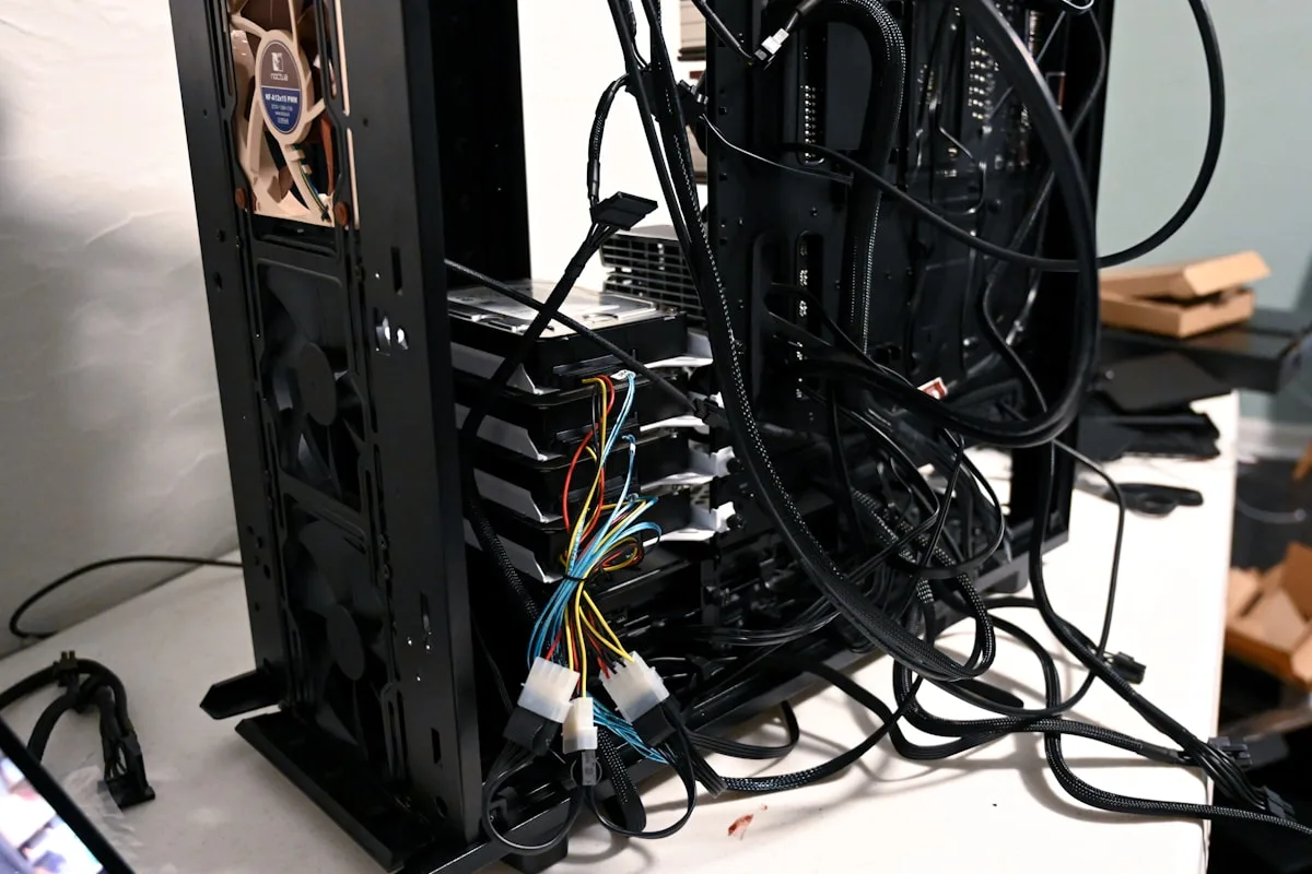 Selo 80 Plus e eficiência da fonte Detalhe de etiqueta de eficiência em fonte de alimentação para PC