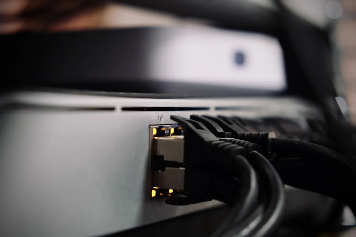Conectores da fonte de alimentação Conectores de fonte ATX, CPU e PCIe espalhados antes da montagem do PC