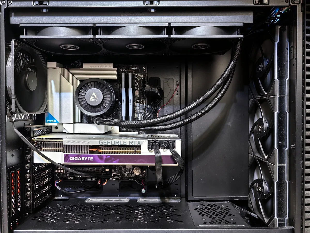 Cable management e fonte semi-modular Interior de PC gamer com fonte na base e cabos organizados