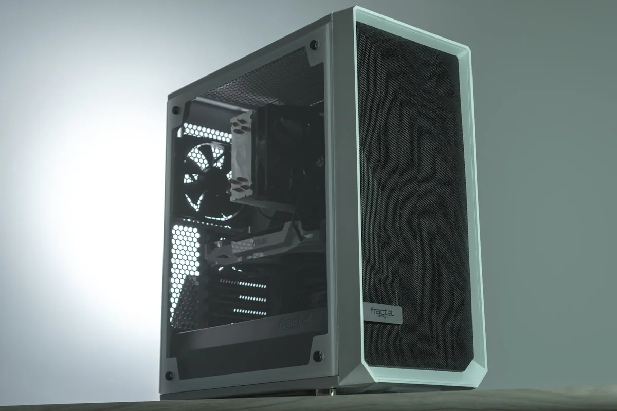 Gabinete gamer mid tower com vidro temperado lateral, ventoinhas ARGB e placa de vídeo dedicada instalada