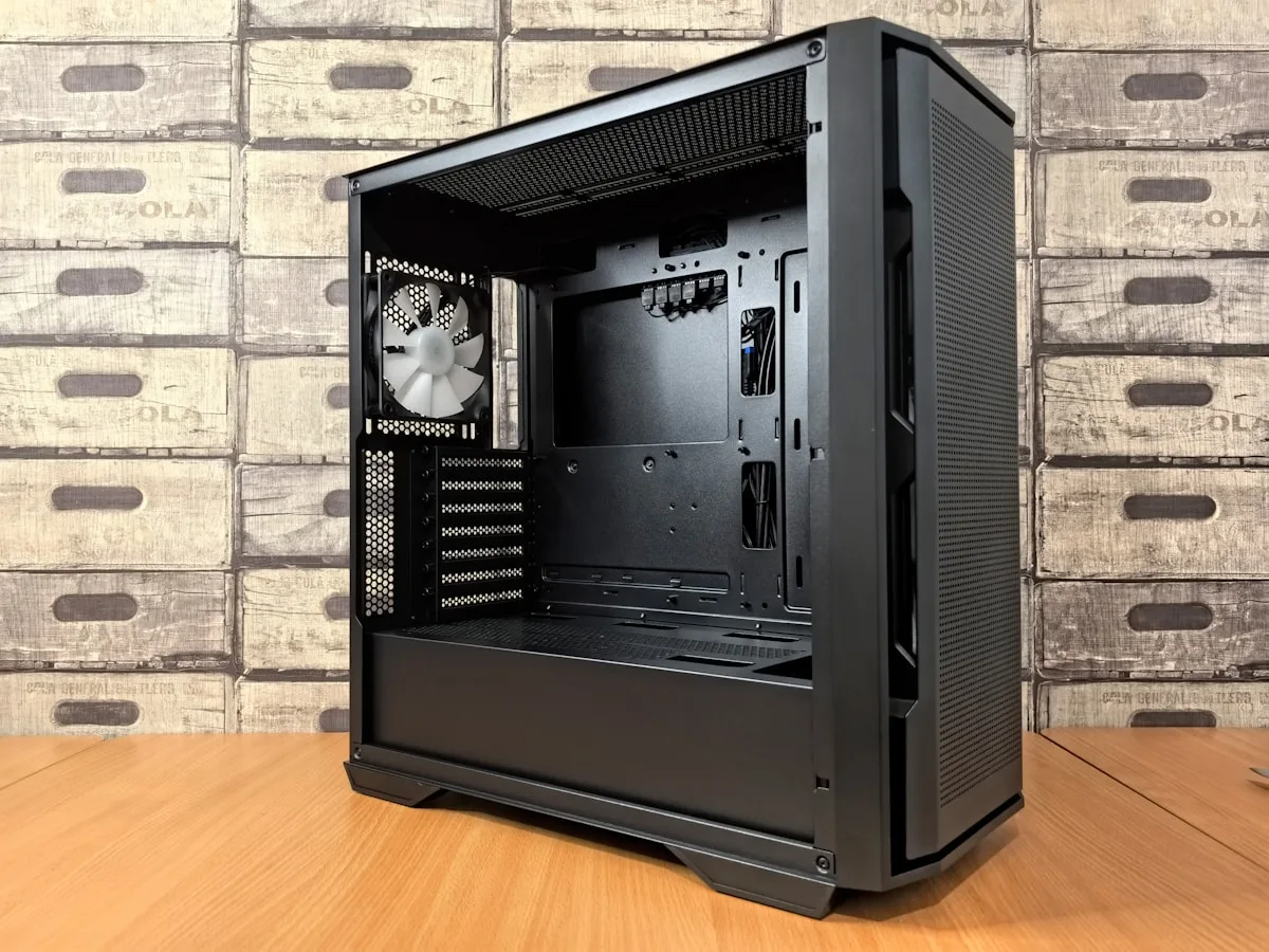 Tamanhos de gabinete gamer: mid tower, full tower e mini Comparativo de tamanhos de gabinetes gamer: mid tower ATX ao lado de full tower e mini-ITX