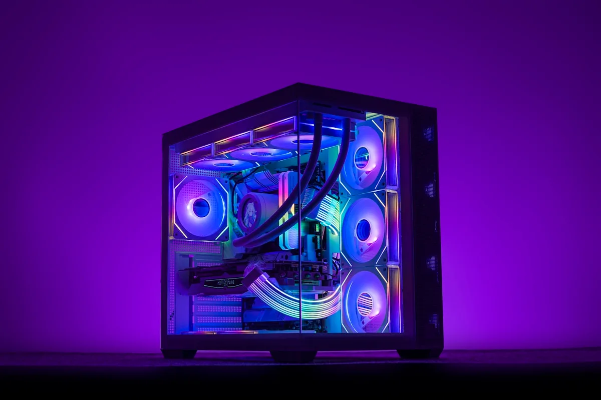 Gabinete gamer mid tower de entrada com painel frontal em mesh e ventoinha visível