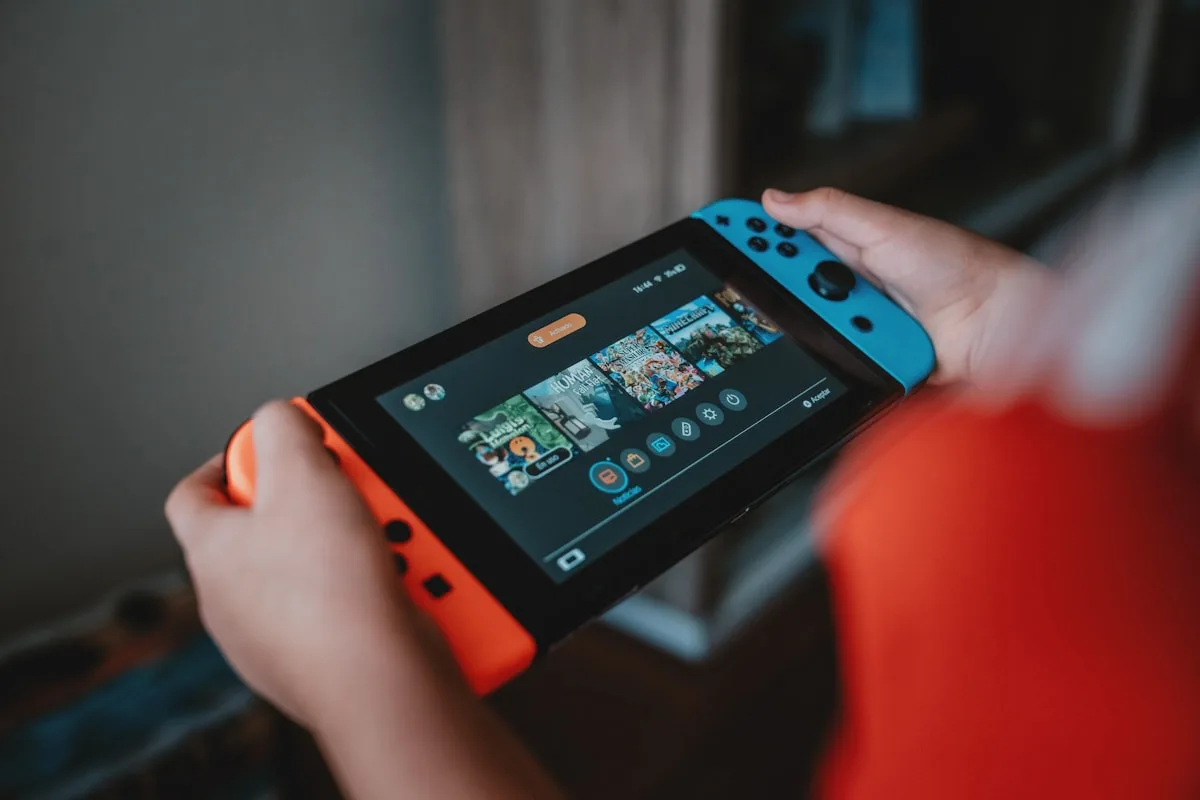 Tela IPS de handheld retrô barato em close mostrando nitidez de cores durante o jogo