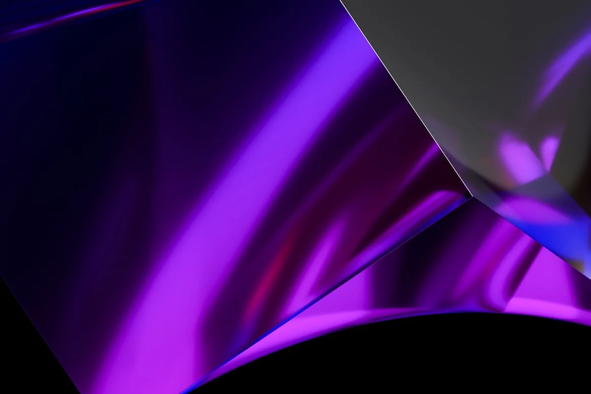 Superfície facetada roxa refletindo luz em camadas, textura que remete ao brilho de um painel AMOLED