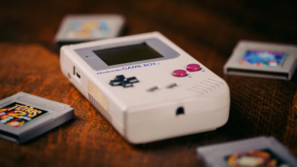 Game Boy branco sobre mesa de madeira ao lado de cartuchos clássicos de jogos retrô