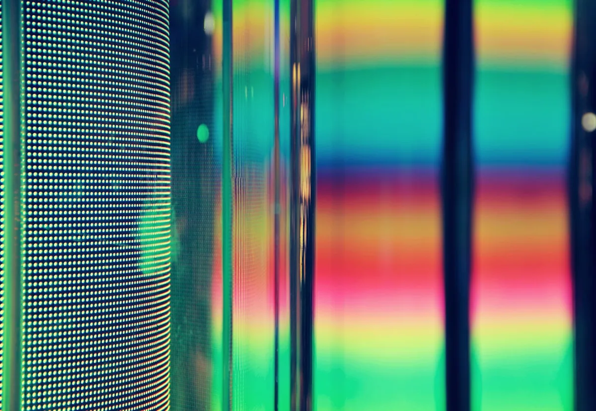 Close-up macro de uma matriz de LEDs coloridos lado a lado formando um padrão de pixels