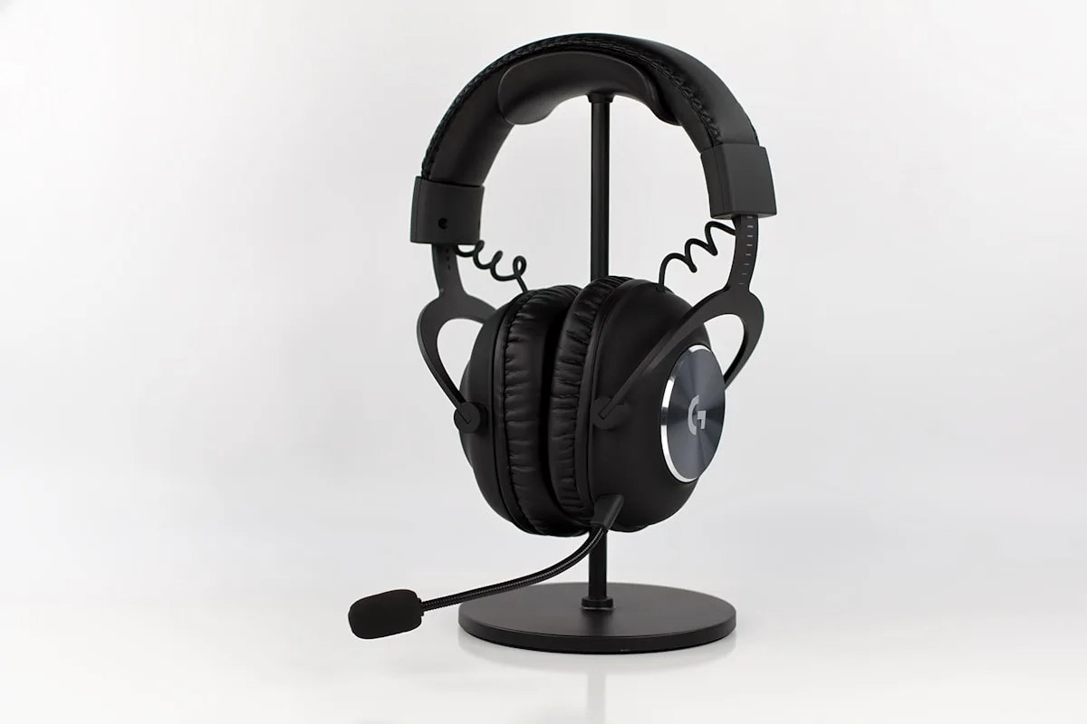 Seis headsets gamer over-ear lado a lado em comparativo de modelos até R$ 200