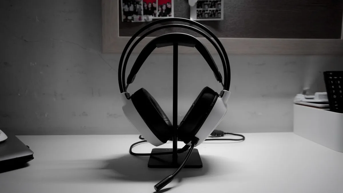 Comparativo de modelos até R$ 500 Comparativo de cinco headsets gamer de diferentes marcas em mesa branca