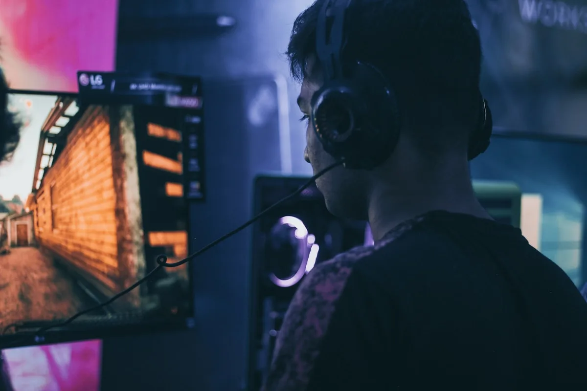 Cinco headsets gamer wireless enfileirados sobre mesa preta com PS5 ao fundo