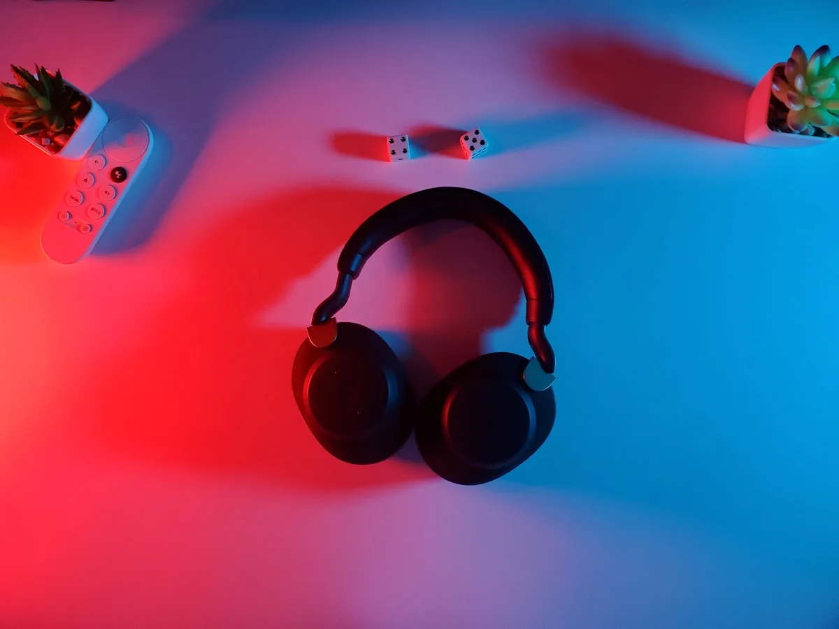 Detalhe do encaixe almofada memory foam de headset gamer wireless sobre orelha