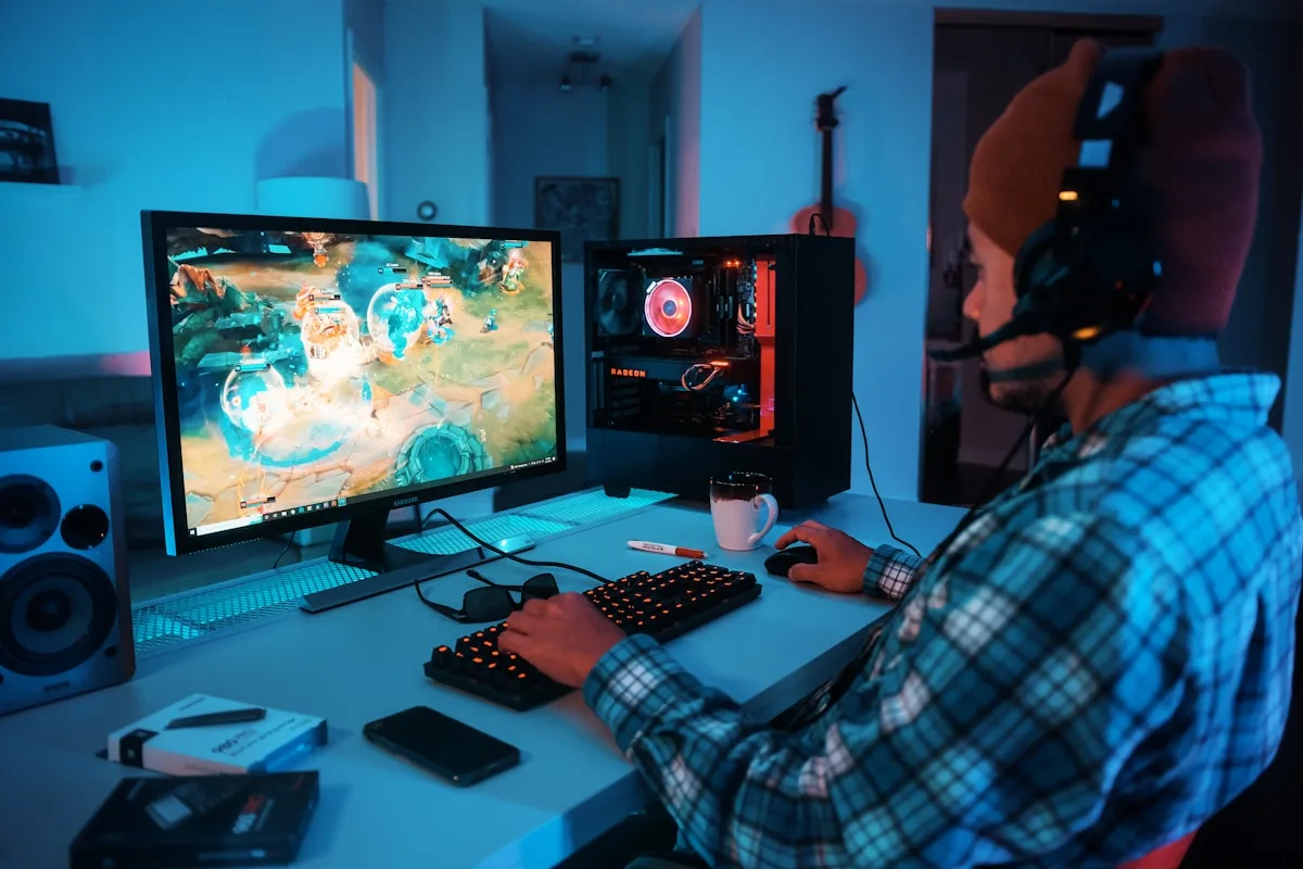Headset Razer no setup gamer brasileiro Setup gamer completo com monitor ultrawide, teclado mecânico e headset Razer