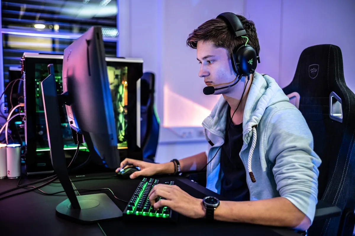 Redragon Pandora 2 H350 RGB Redragon Pandora 2 H350 RGB com iluminação azul nas conchas auriculares