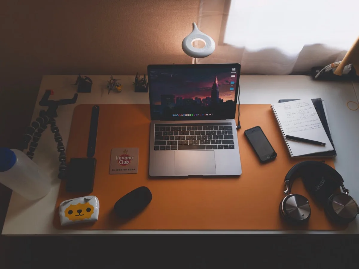 Setup gamer com múltiplos cabos e estação de conectividade organizados sobre a mesa