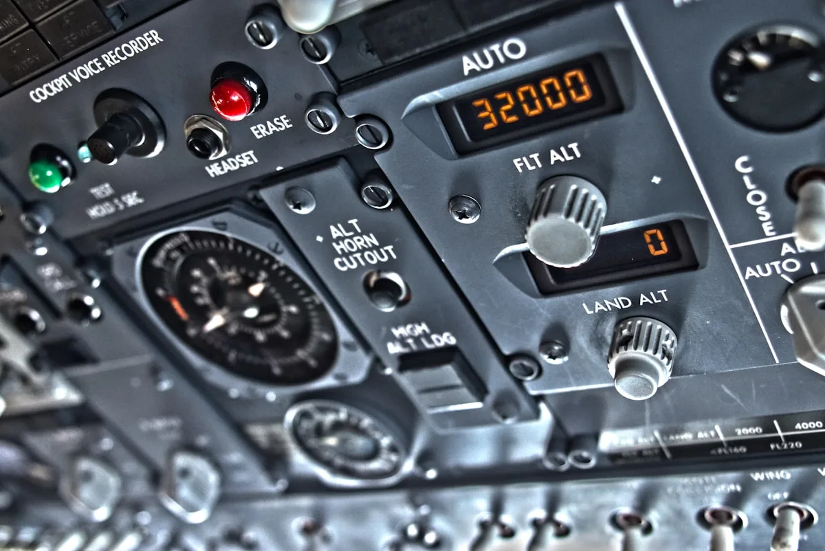 Painel de instrumentos de cabine de avião com mostradores analógicos e display digital de altitude