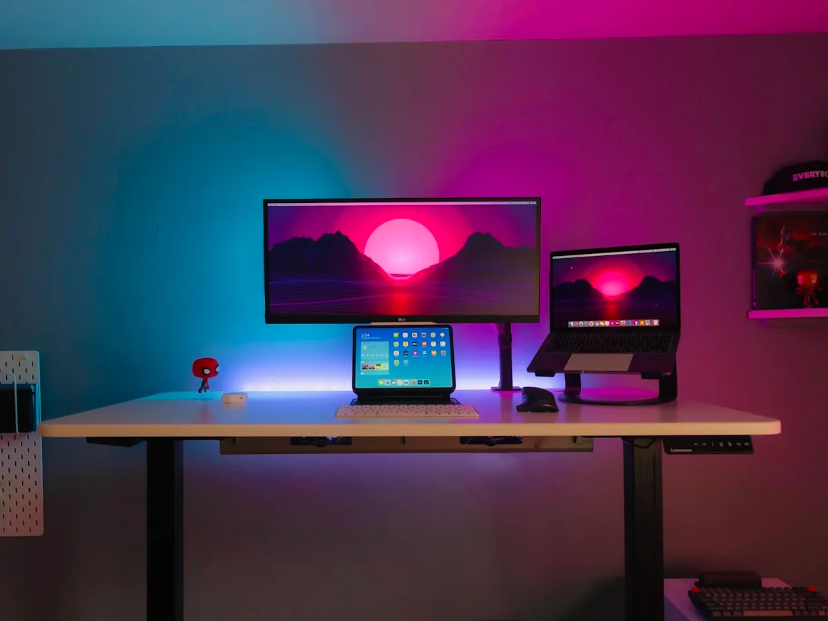 Contraste forte entre tela acesa e ambiente escuro Tela de computador acesa em ambiente completamente escuro evidenciando o contraste forte entre luz e sombra