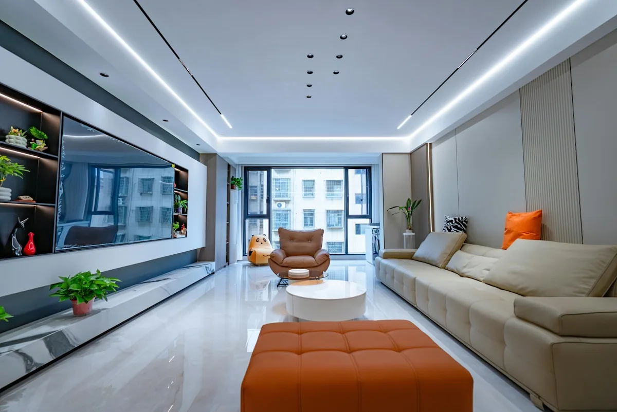 Sala com TV e fita de LED integradas à decoração Living room com TV de parede, estante iluminada e fita de LED refletindo no piso