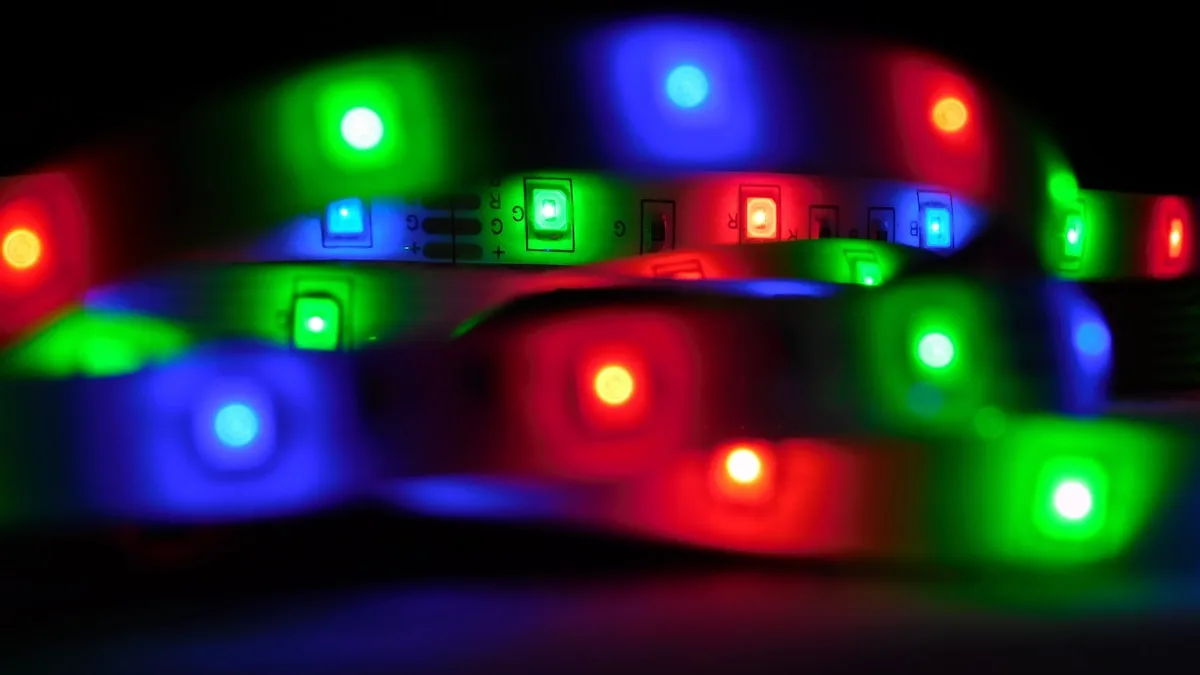 Fita de LED RGB em close-up com luzes vermelha, verde e azul desfocadas em efeito bokeh