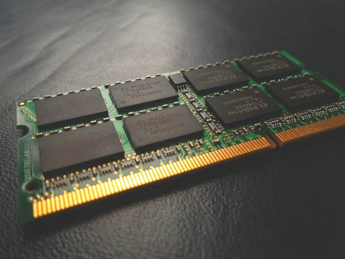 Melhores memórias RAM para jogos 2026 Dois pentes de memória RAM DDR5 em posição de instalação em slot de placa-mãe gamer