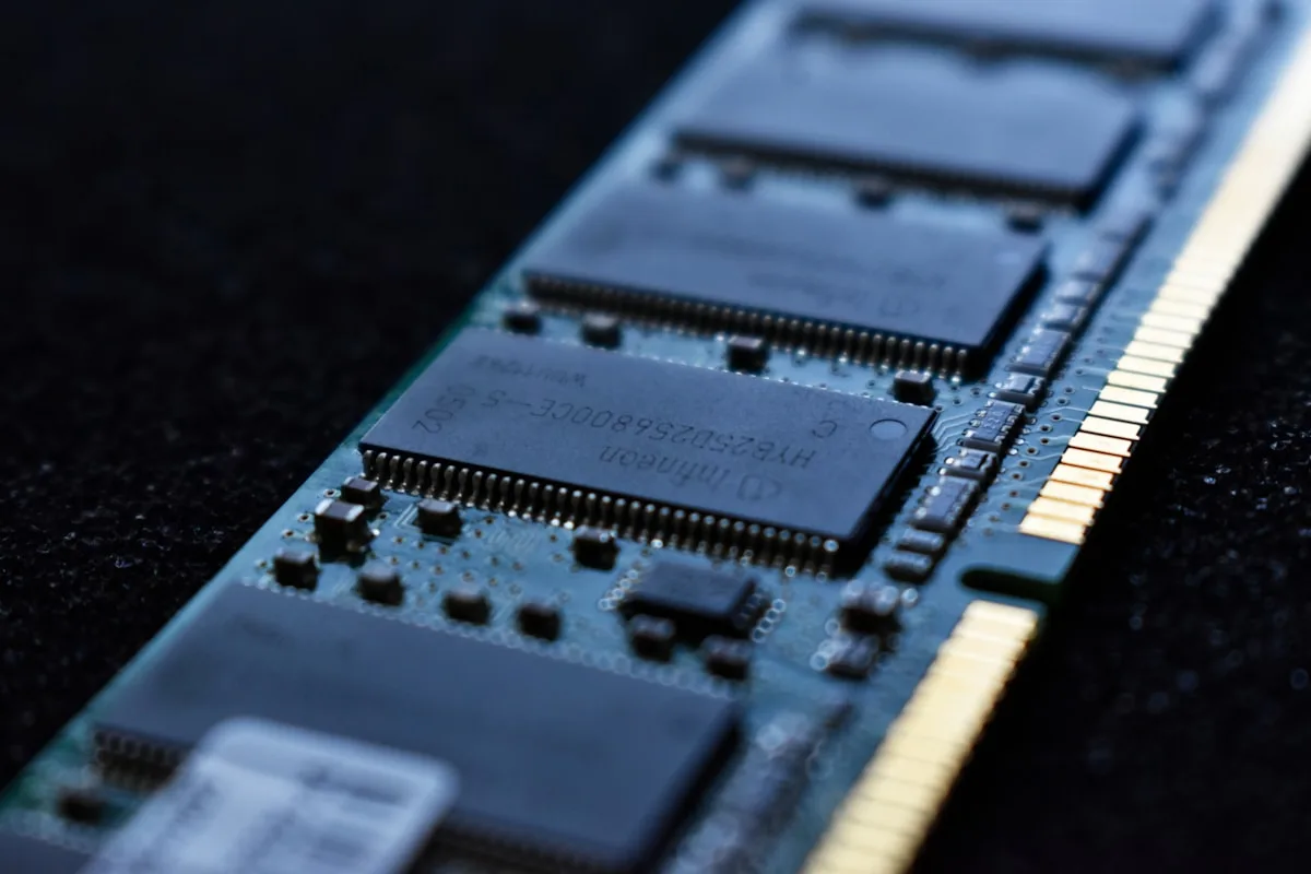 DDR4 vs DDR5 para jogos em 2026 Comparação visual entre módulo de memória DDR4 e DDR5 mostrando diferença no encaixe do slot