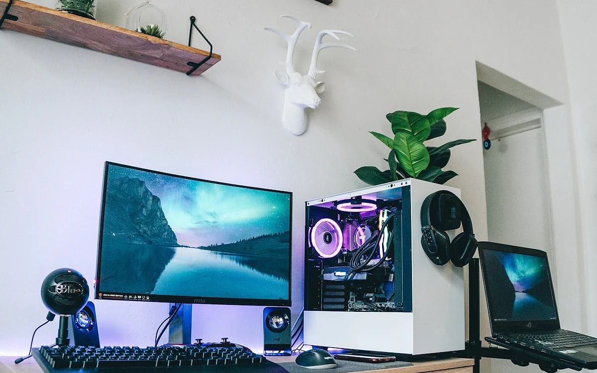 As melhores mesas gamer de 2026 Setup gamer com mesa preta, dois monitores e cadeira ergonômica — vista frontal