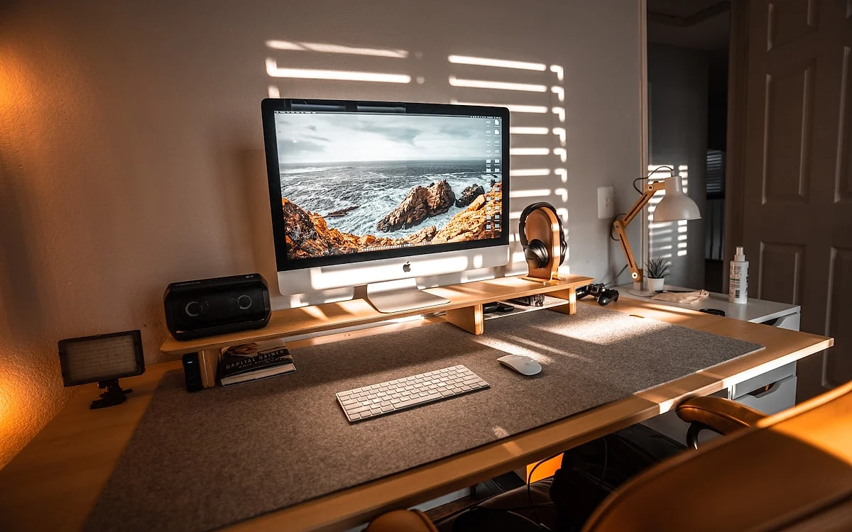 Ranking das melhores mesas gamer em L para setup de canto em 2026 Setup gamer com mesa em L, dois monitores e periféricos organizados no canto do quarto