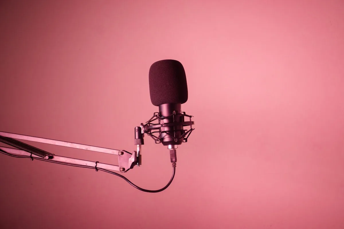 Melhores microfones condensadores USB para gravação de voz em 2026 Microfone condensador USB em suporte de mesa com pop filter em home studio para gravação de voz