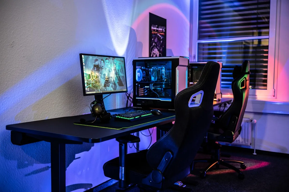 Características de custo-benefício em microfones Microfone dinâmico USB em braço articulado em setup de stream com headphone e interface de áudio