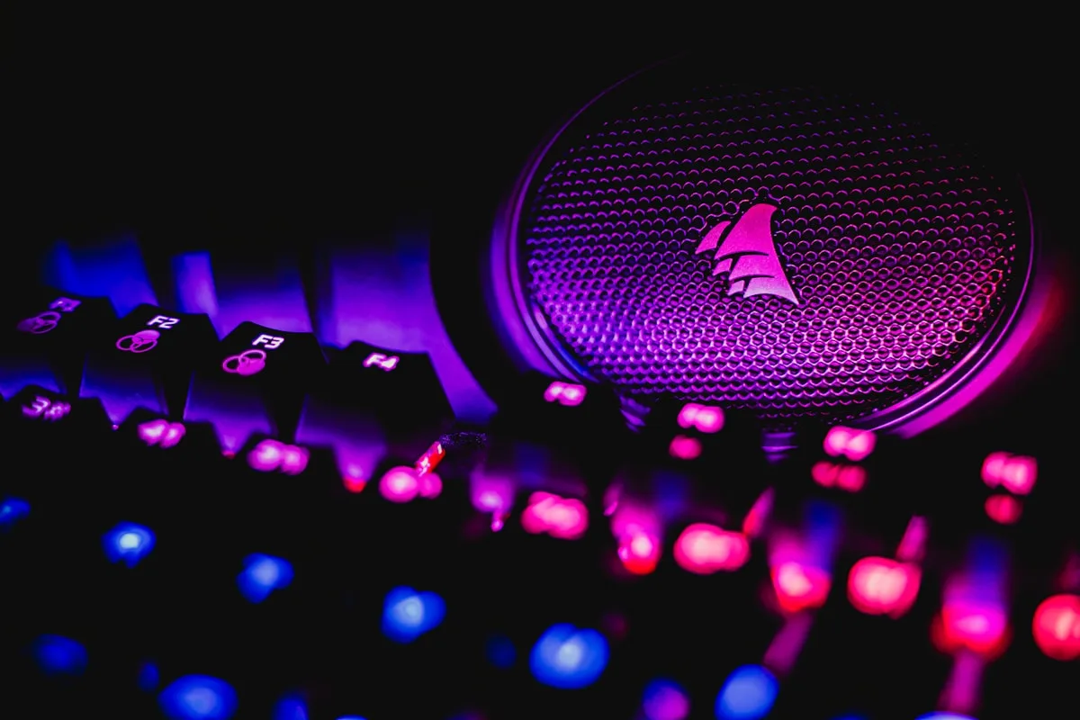 Melhores microfones gamer 2026 — seleção Pandalargo Microfone USB gamer com braço articulado em setup com monitor e teclado mecânico iluminado