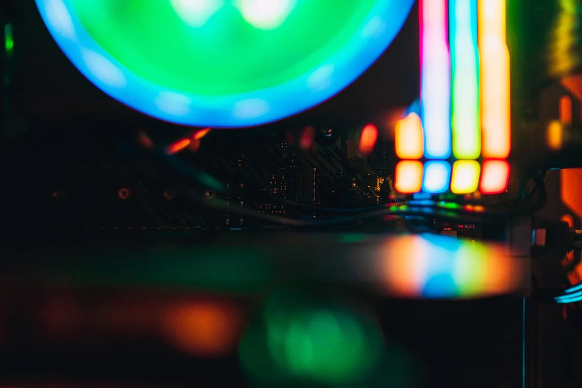 Como escolher microfone gamer — critérios práticos Setup gamer com microfone USB em braço articulado, headset e teclado mecânico em mesa iluminada