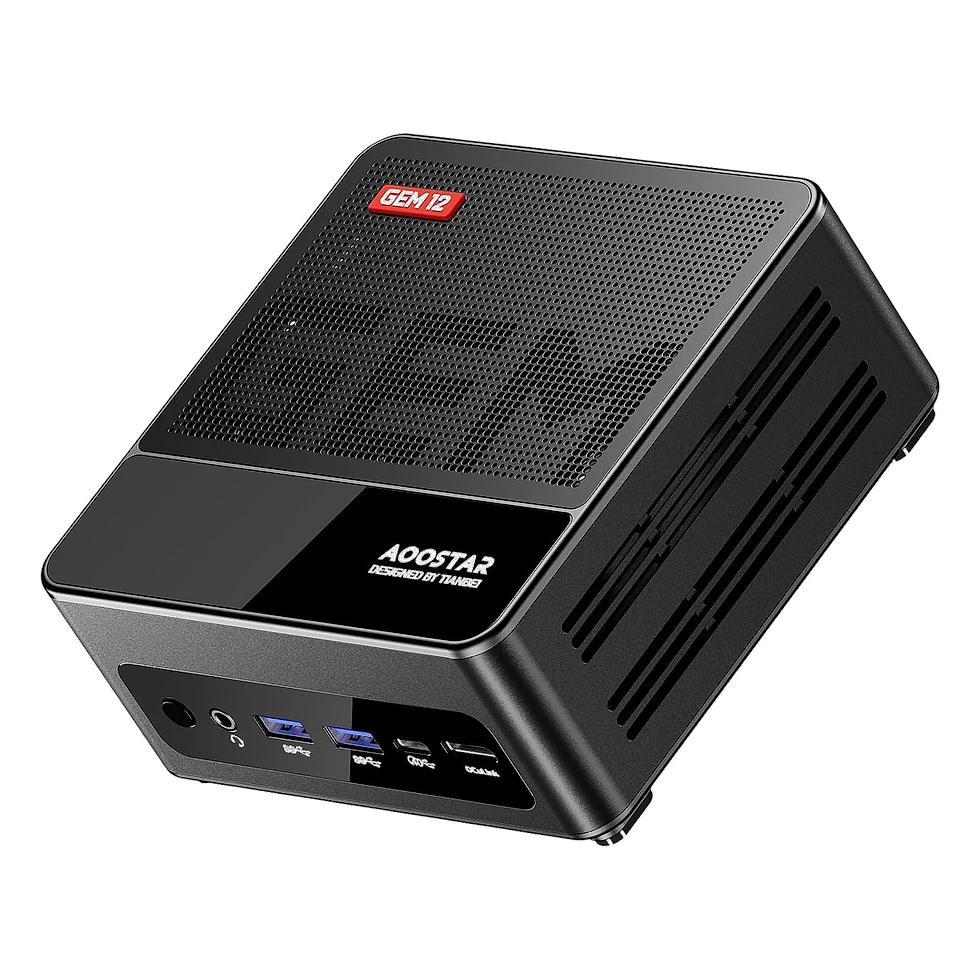 AOOSTAR GEM12 MAX com o logo GEM 12 em destaque e conectores frontais incluindo saída OCuLink
