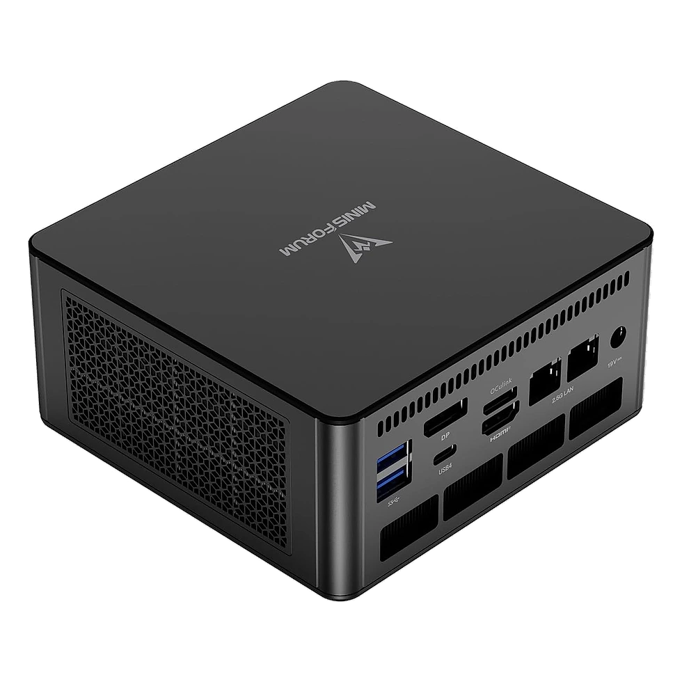 MINISFORUM UM890 Pro em ângulo, painel traseiro com DisplayPort, USB4, HDMI e OCuLink à mostra