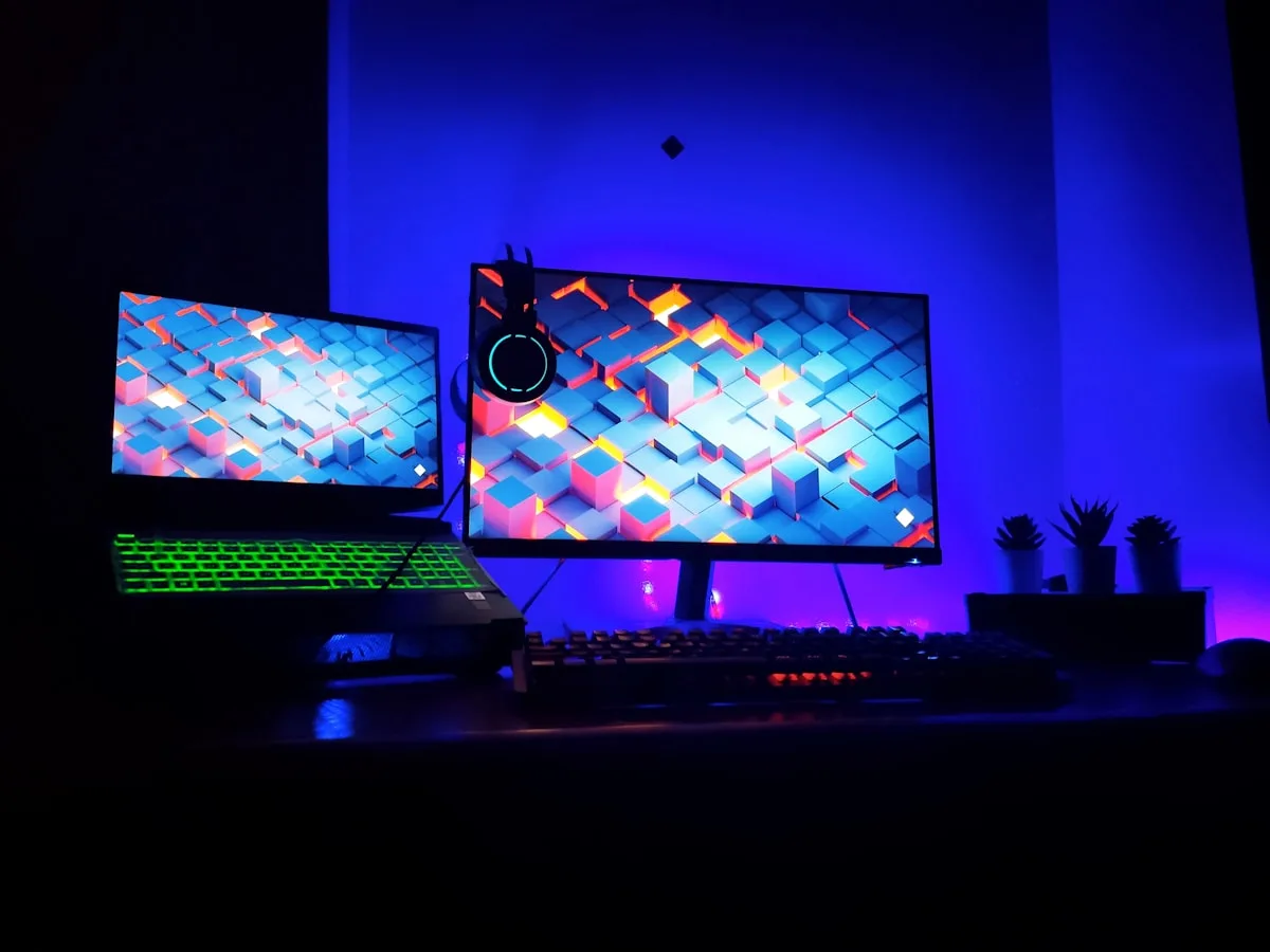 Tela de monitor gamer 240Hz exibindo jogo competitivo em Full HD com alta fluidez