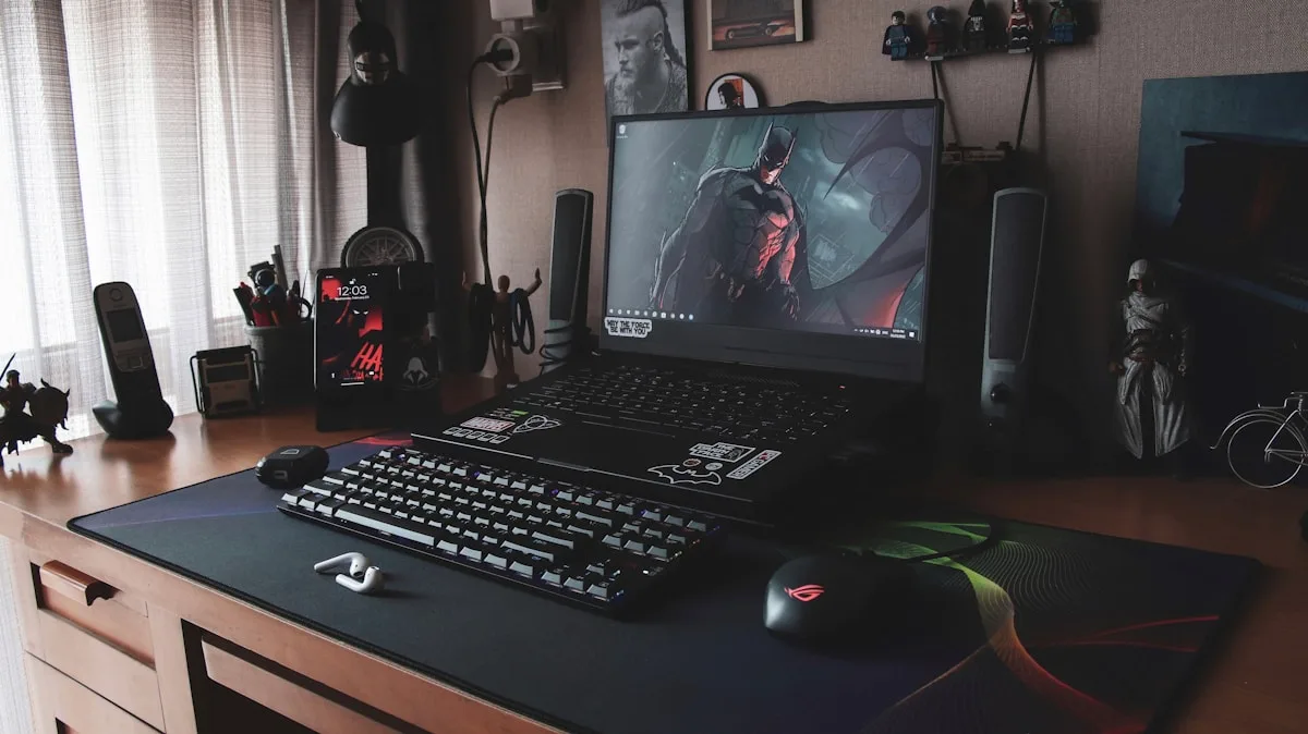 Faixa até R$ 300: wireless, ergonômico e ultraleve Mouse gamer com fio sobre mousepad iluminado em mesa de setup