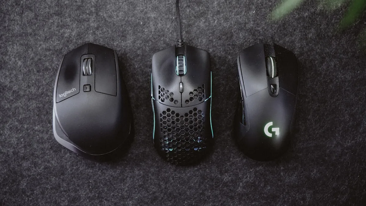 Botões laterais MMO Mão usando os botões laterais de um mouse gamer MMO durante partida