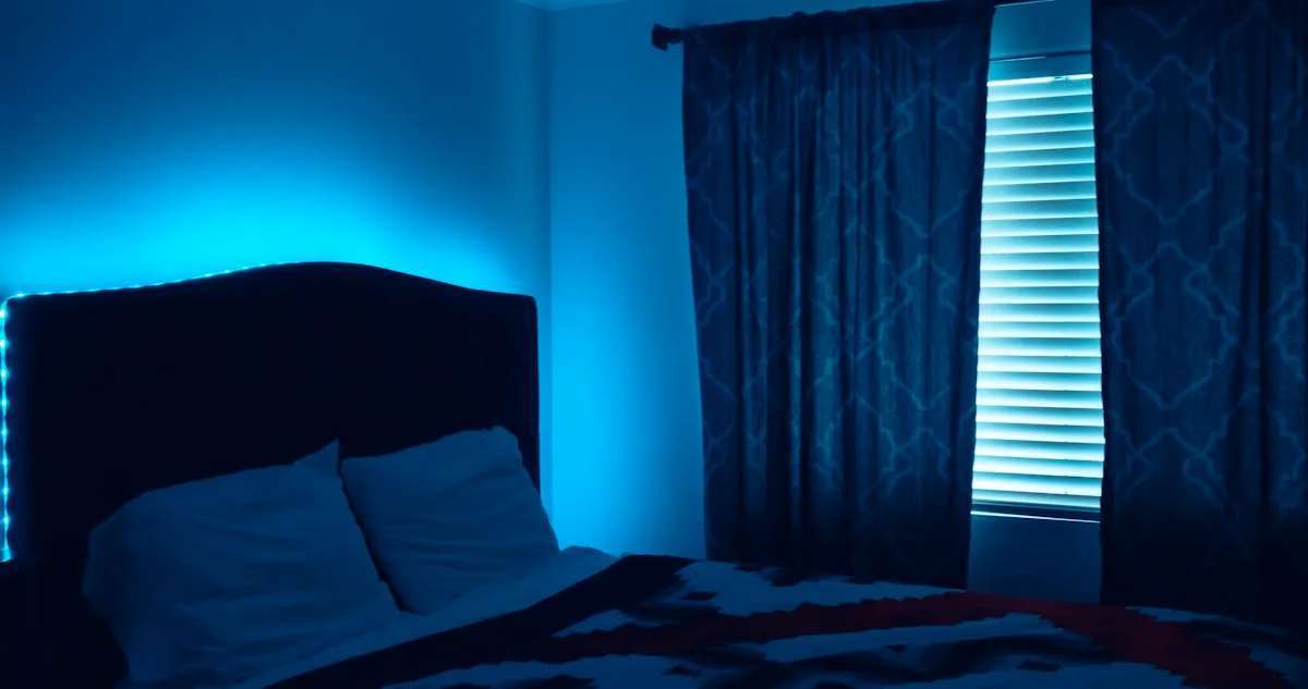 Luz ambiente de LED no quarto gamer Cabeceira da cama com fita de LED azul acesa criando luz ambiente no quarto