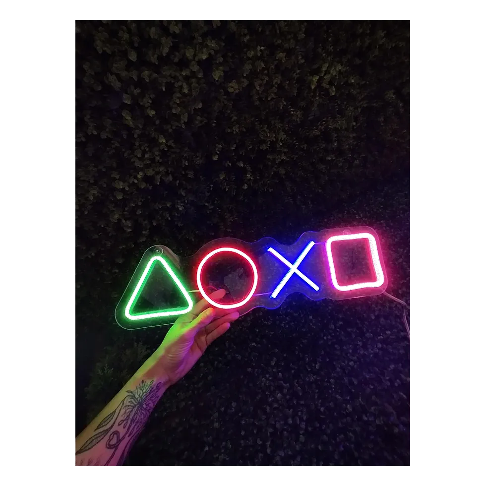 Luminária neon LED com os ícones do controle PlayStation acesos na parede
