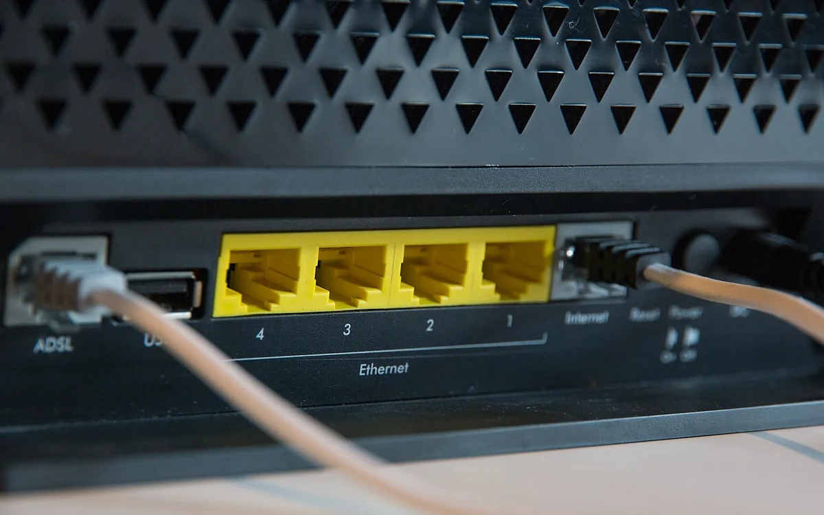 Tomadas e conexões do nobreak 600VA Tomadas traseiras de um nobreak 600VA com entradas universais e portas RJ-45 para proteção de rede