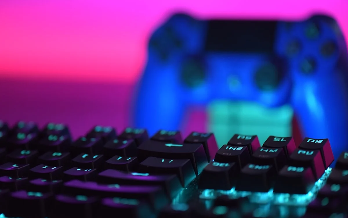 Melhores nobreaks gamer RGB 2026 — comparativo completo Seis nobreaks gamer com RGB e display em setup de PC — comparativo 2026