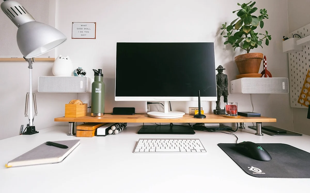 Ranking dos melhores nobreaks para PC e monitor em 2026 Cinco nobreaks para PC e monitor em 2026 — SMS, Intelbras e TS Shara lado a lado