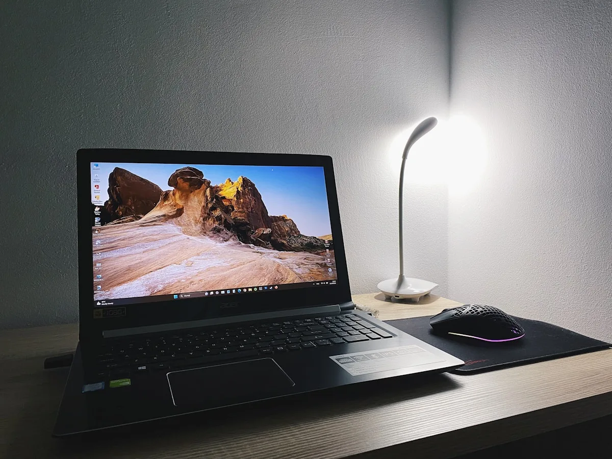 Como escolher um notebook gamer Acer Notebook gamer Acer sobre mesa de madeira