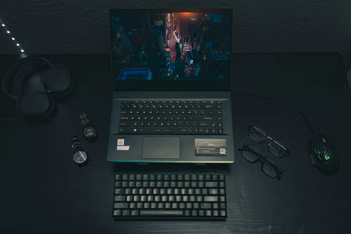 Nitro vs Predator Notebook gamer com teclado RGB em vermelho e azul