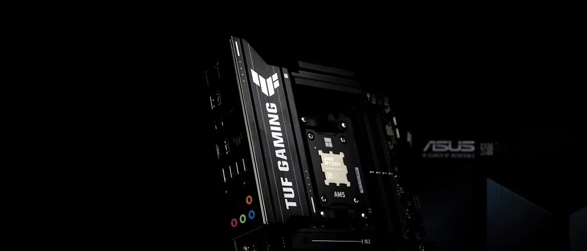 Como escolher um notebook gamer ASUS Placa-mãe ASUS TUF Gaming em ambiente escuro