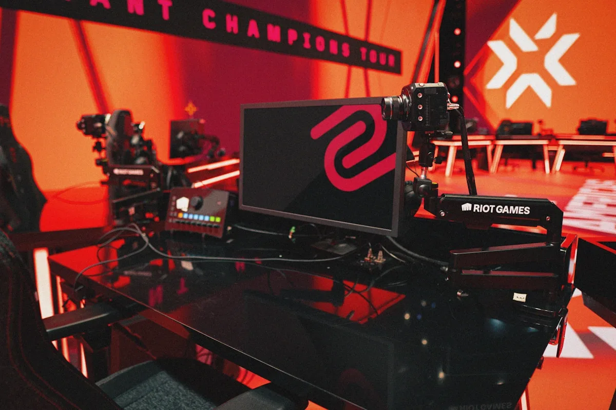 TUF Gaming vs ROG Strix Estação gamer com setup competitivo iluminado