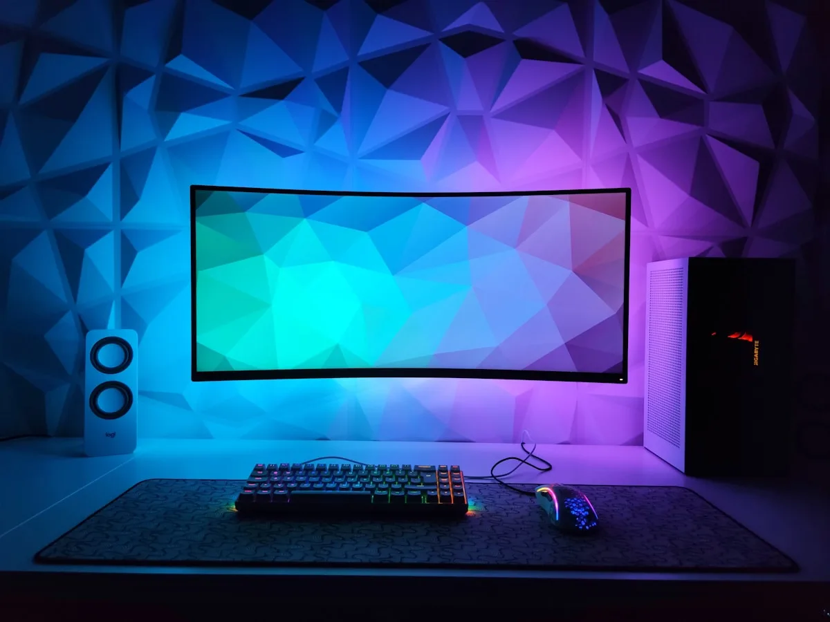 RTX 4050 vs RTX 4060 vs RTX 4070 — qual escolher Setup gamer moderno com monitor e notebook em mesa de home office