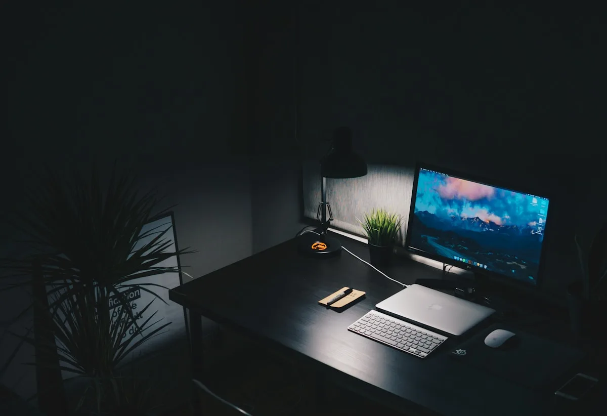 Linux pré-instalado: vale a pena Notebook gamer em desk escuro com monitor de jogos