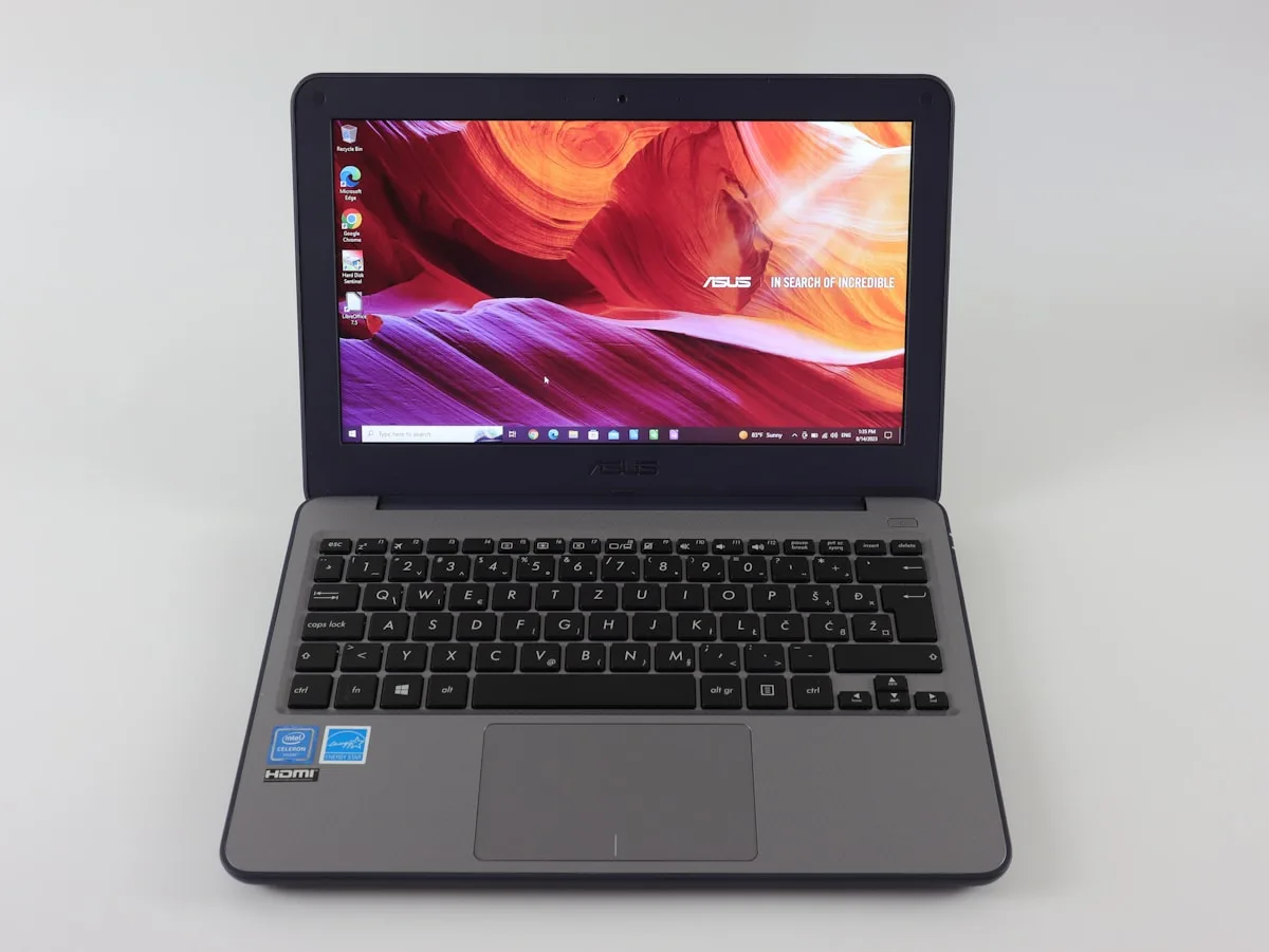 Integrada vs RTX dedicada — qual o salto real Notebook moderno em mesa branca — comparativo entre integrada e dedicada