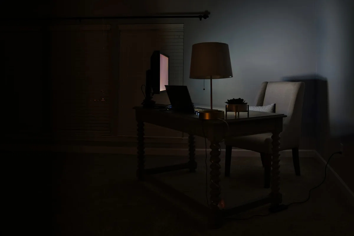G15 vs Alienware Notebook gamer em mesa escura com luminária