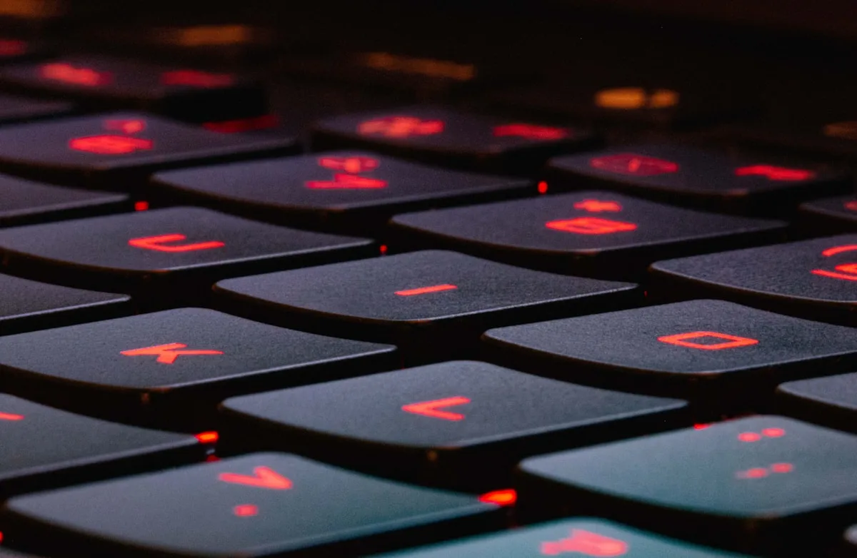 Como escolher um notebook gamer Lenovo Teclado retroiluminado vermelho de notebook gamer Lenovo em close-up